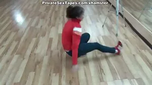 Panas anak tiri cerita seks cikgu lelaki menggoda buih punggung MILF
