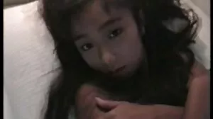 Rakan Bersemangat Membantu Cutie Cutie kisah cikgu hayati Stefany Kyler Untuk Memasukkan Palam Punggungnya Dan Memaku Twat Kecilnya