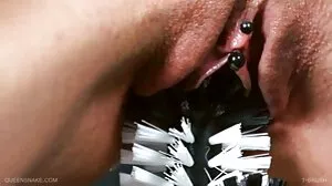Slutty MILF berpura-pura berjalan anjing mencari batang untuk doggystyle cerita main bontot cikgu fucking